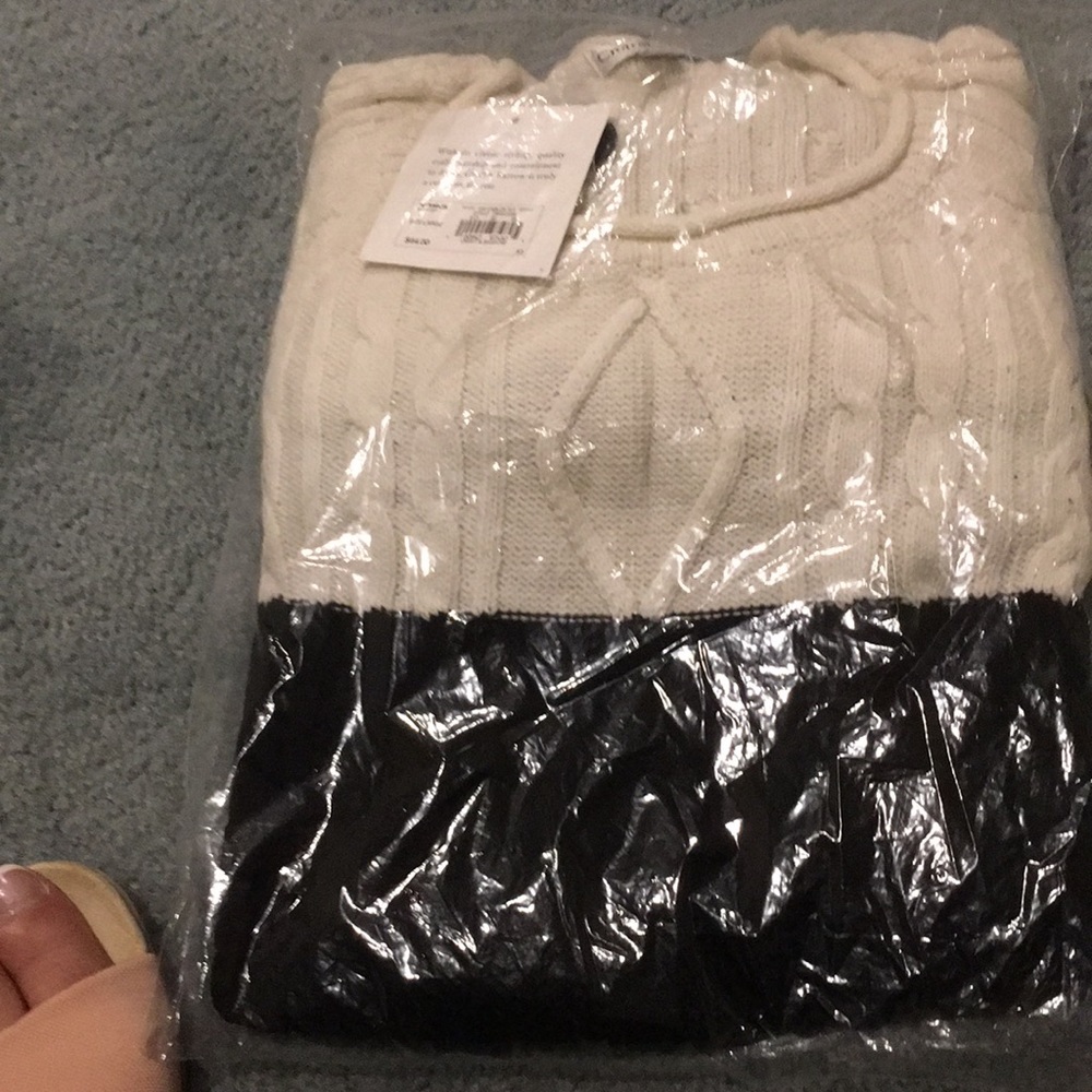 Black and white cable sweAter